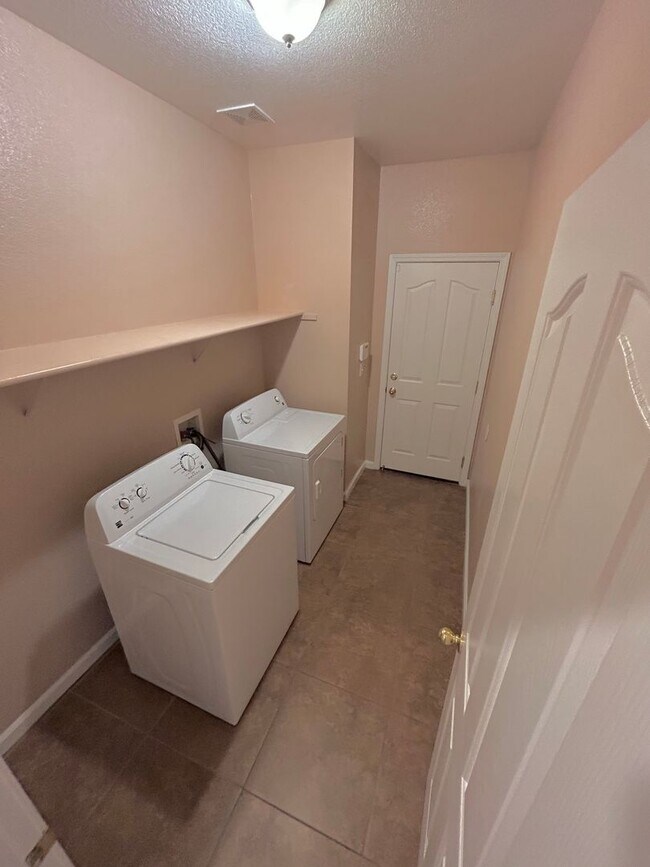 Building Photo - LEASE TODAY ! Available 5 bedroom! GREAT LOCATION!