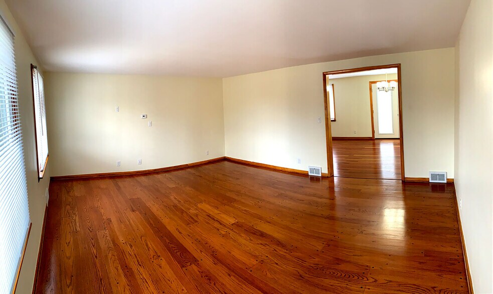 Living Room - 116 N Union Rd