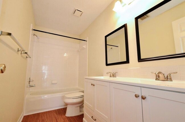 Building Photo - 15410 Oak Lake Glen Dr