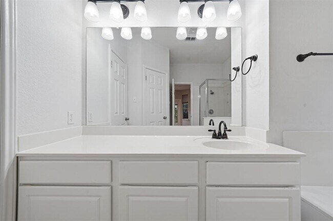 Building Photo - 5801 Marchmont Ln