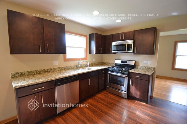 Building Photo - 605 Red Coach Ln