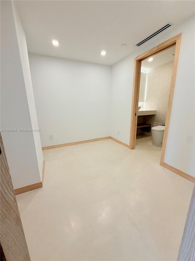 Building Photo - 100 Lincoln Rd