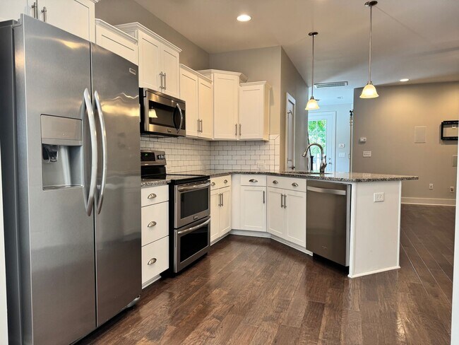 Building Photo - Beautiful End Unit Franklin Townhome
