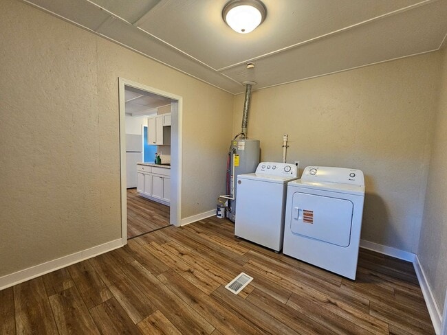 Building Photo - 2 bed 1 bath with Garage