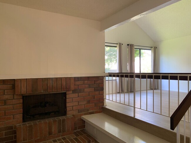 Building Photo - Beautiful, Spacious, 4 bed 2.5 bath home nestled in the Serene, breathtaking Hills of Pacific Pal...