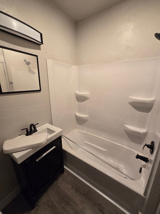 Building Photo - VIDEOTOUR: Refurbished! Large 2-story Charmer. Big Yard! PETS WELCOME