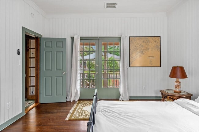 Building Photo - 806 E Main St