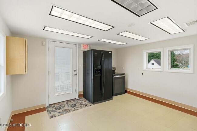 Building Photo - 400 S Main St