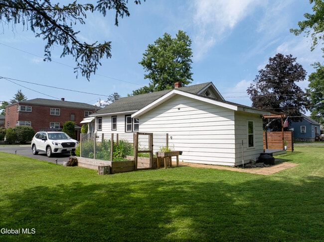 Building Photo - 33 Clinton St