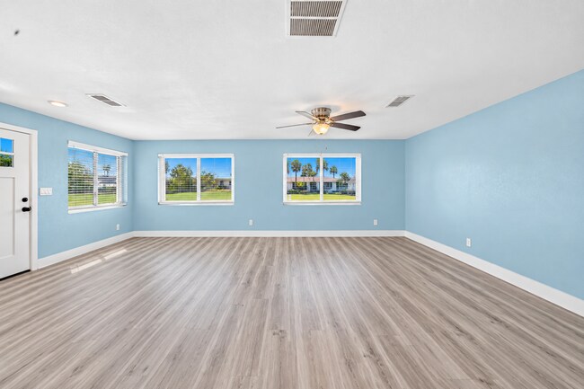 Building Photo - 115 Country Club Dr