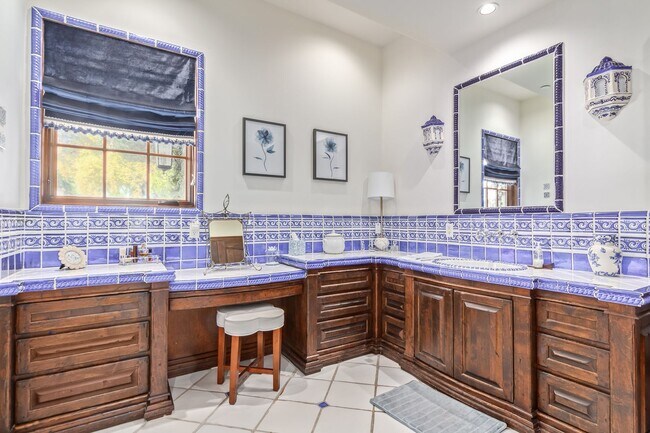 Building Photo - MUST SEE!!! FULLY-FURNISHED LUXURIOUS 6 Be...