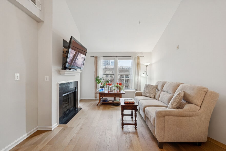 Bright, sunny living area - 12000 Market St