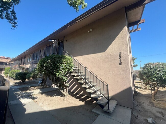 Building Photo - Charming upstairs unit rent ready! Newly remodeled!!