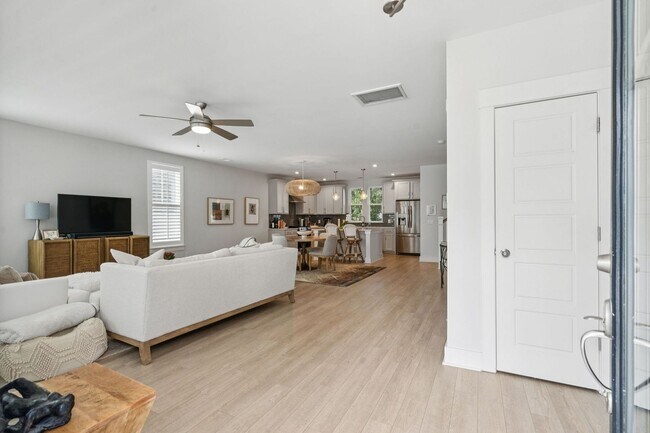 Building Photo - Waterfront Living in Stone view – 3BR Home...