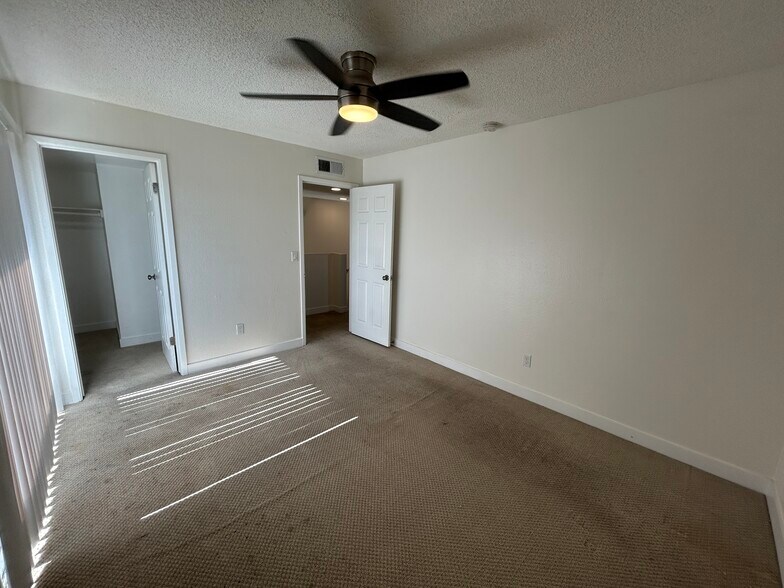 Building Photo - 2698 N 43rd Ave