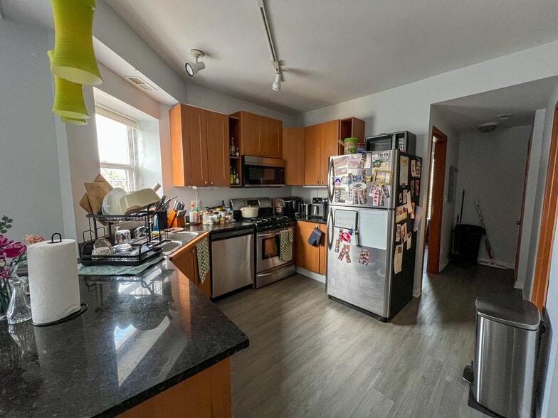 Building Photo - 6421 N Greenview Ave