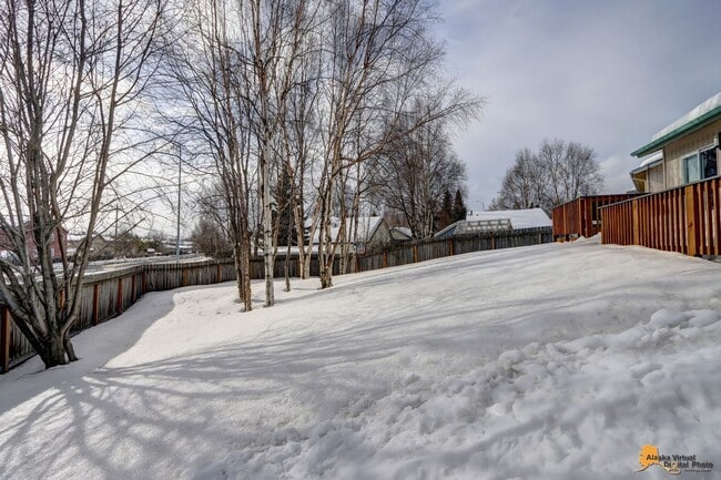 Building Photo - Fully Furnished Three Bedroom Executive Re...