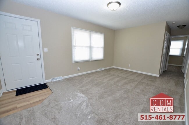 Building Photo - DSM Ranch - Newly Renovated!