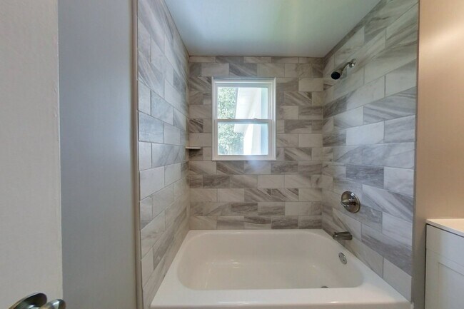 Building Photo - 813 N Spair St