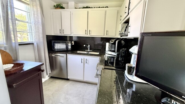 Building Photo - 361 Tilford Q