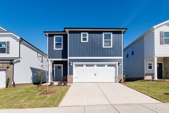 Building Photo - Stunning 3-Bedroom Residence in Oak Manor,...