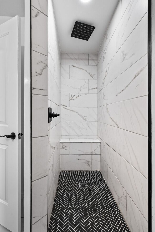 Building Photo - Charming and Renovated 4 Bedroom 2 Bathroo...