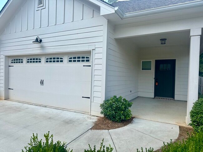 Building Photo - Ashfield w/ fenced yard