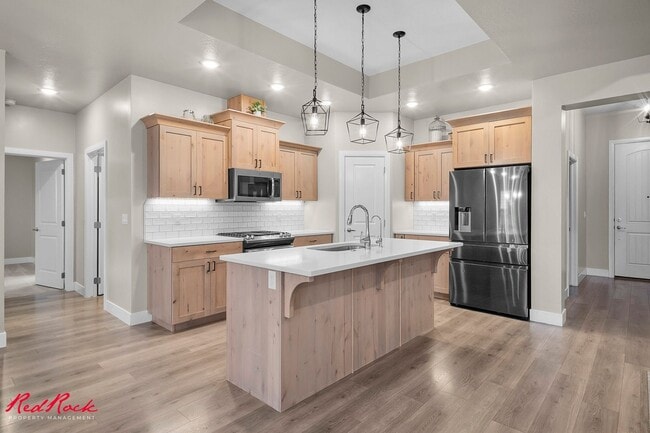 Building Photo - Beautiful and Modern 5 Bedroom Home in Cedar City!