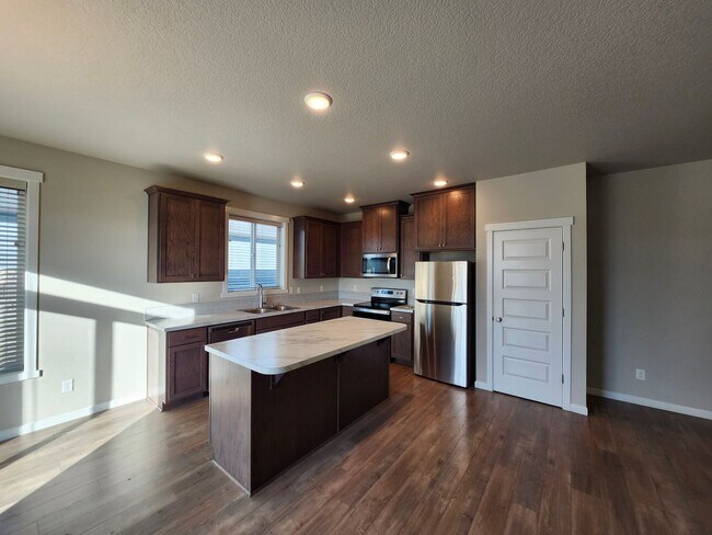 Building Photo - MOVE-IN SPECIAL: 1/2 MONTHS RENT FREE! Like New 3-Bedroom, 2-Bath Home