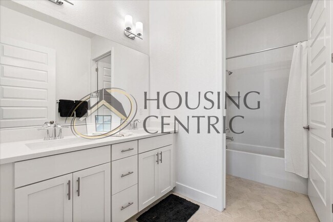 Building Photo - Modern & Elegant Living in Emerald Peak, E...