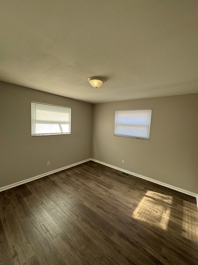 Building Photo - Southeast Indy - 3 BR home