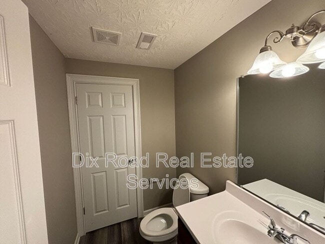 Building Photo - 1024 Golfview Dr