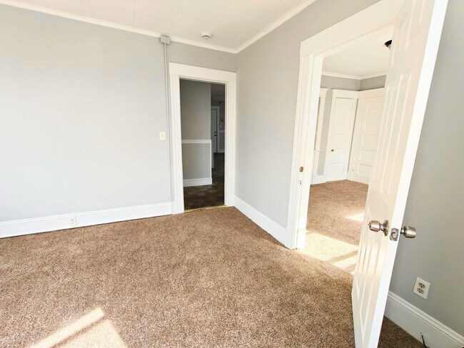 Building Photo - 21 Dale St