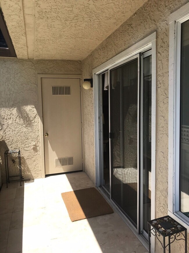 Building Photo - Beautiful View!! 2 Bed/2 Bath Condo, Hayward