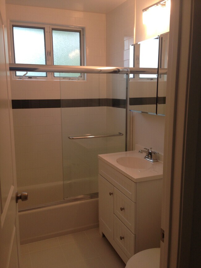 Building Photo - 128 S Hayworth Ave