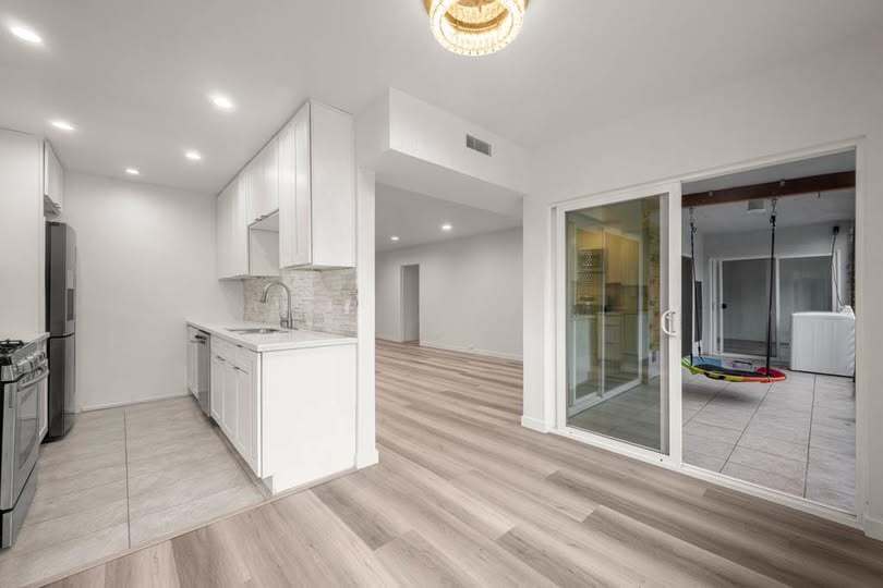 Primary Photo - 423 S Rexford Dr