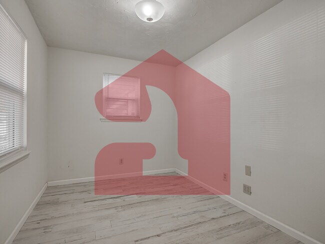 Building Photo - 224 W 5th St