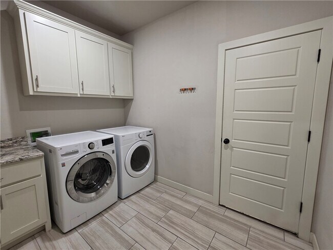 Building Photo - 2905 SW Satinwood Cove