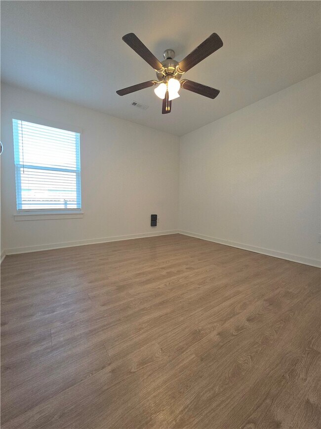 Building Photo - 605 W Loren Dr