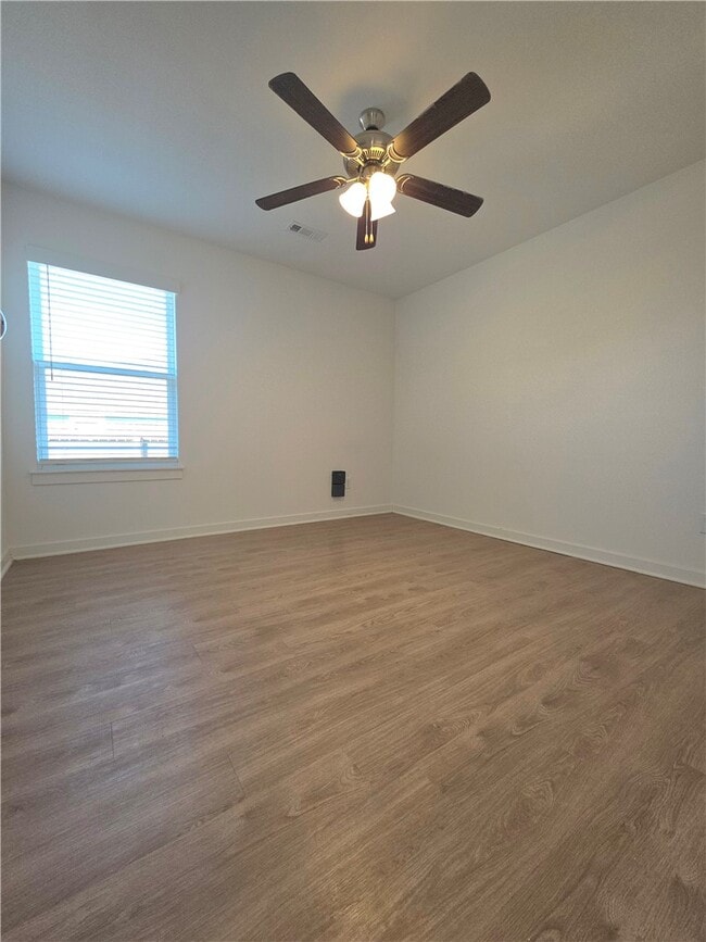 Building Photo - 706 W Loren Dr
