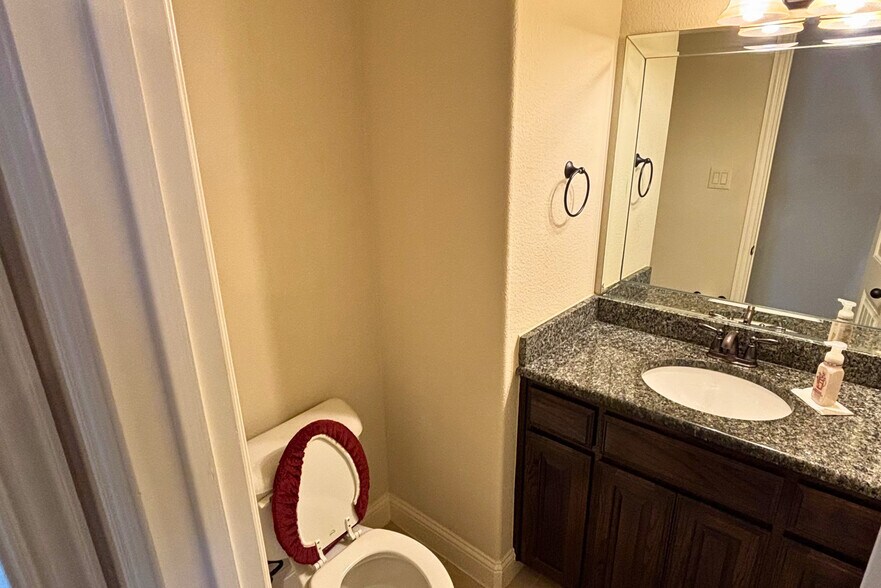 Building Photo - 5547 Lightfoot Ln