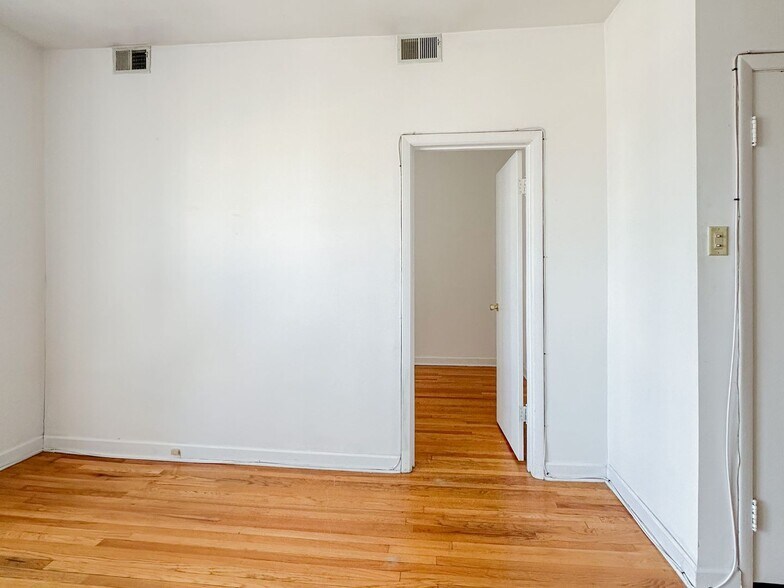 Building Photo - 3056 N Greenview Ave