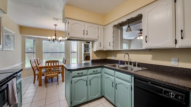 Building Photo - 617 Main St