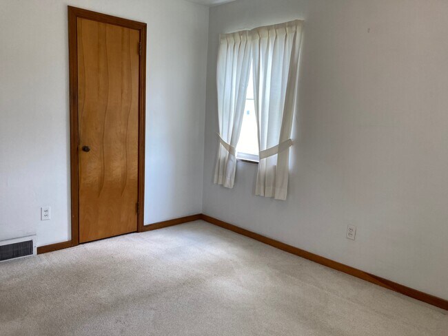 Building Photo - 1090 Clay Pike