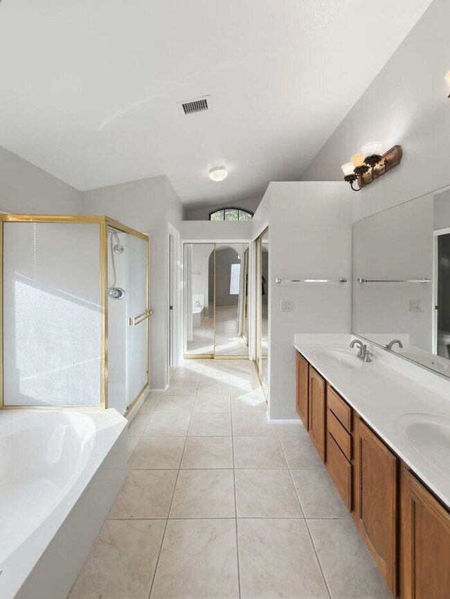 Building Photo - Location! Location! Beautiful 4 Bedroom/ 3 Bath Home! Ray/Kyrene