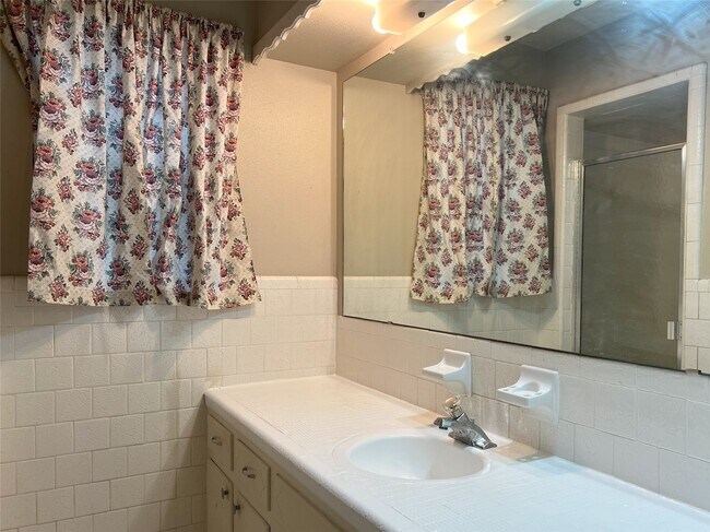 Building Photo - 401 Oakhill Dr