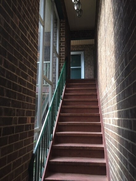 Building Photo - 454 Spring Rd