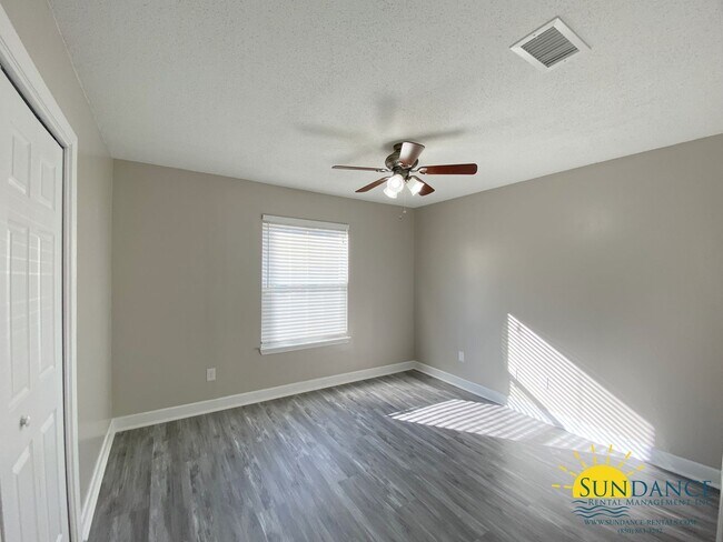 Building Photo - Great 2 Bedroom First Floor Unit