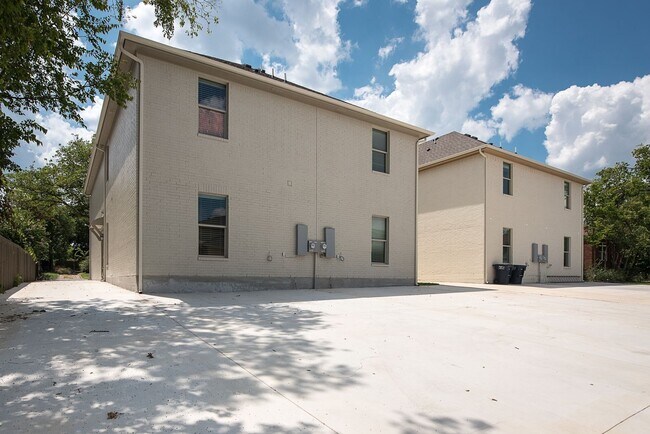 Building Photo - 2729 Lubbock Ave
