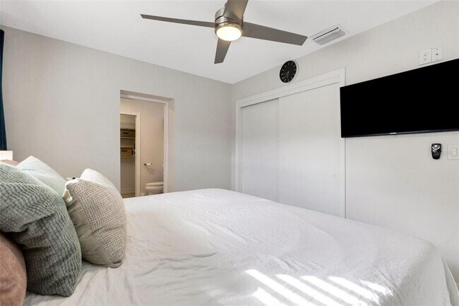 Building Photo - 2914 W Lake Ave